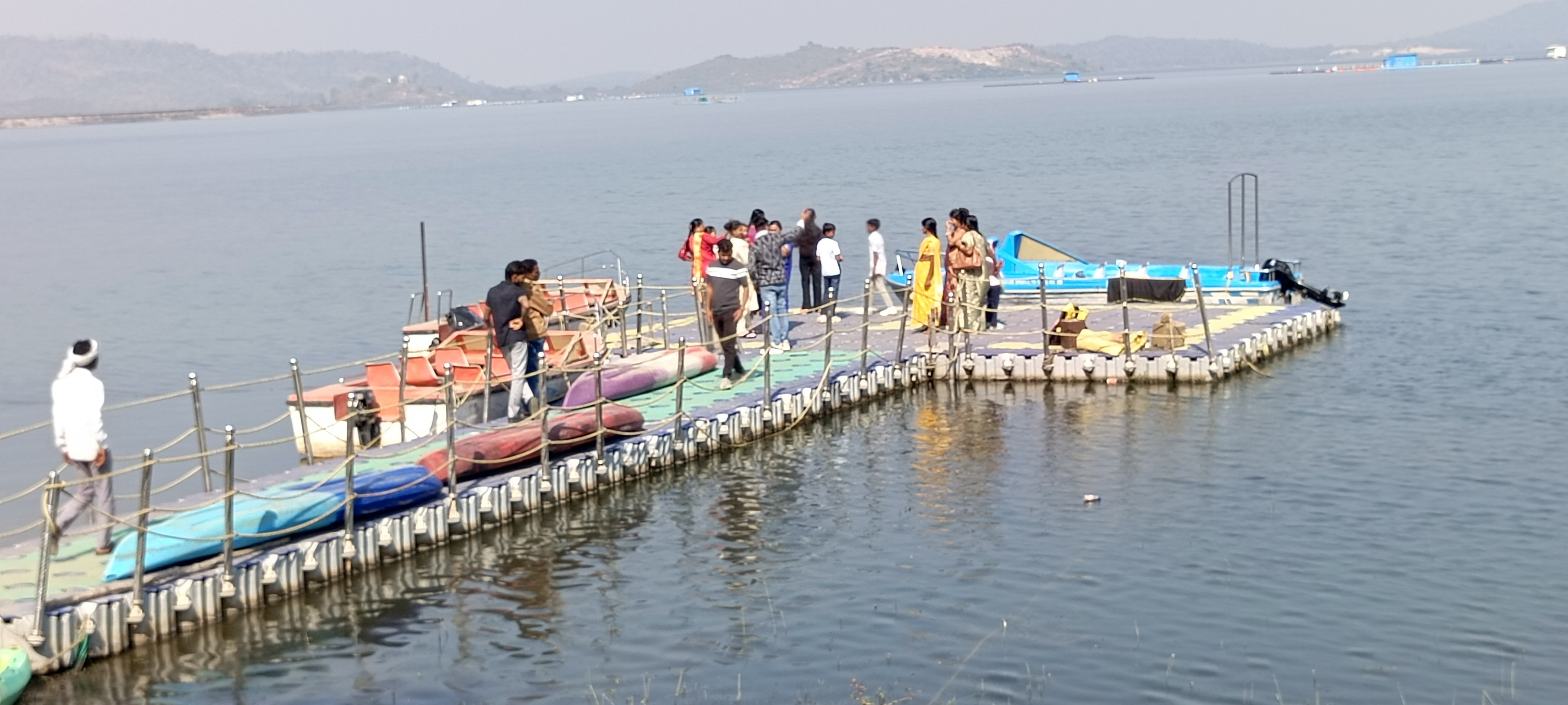 दुधावा बांध में भी पर्यटकों की खासी चहल-पहल रही।