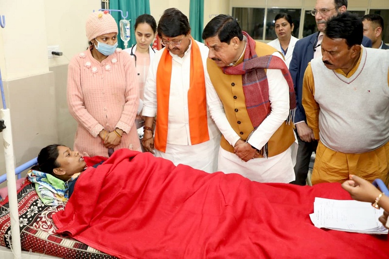 मुख्यमंत्री ने अस्पतालों में पहुँचकर दूषित जल से बीमार मरीजों का जाना हालचाल