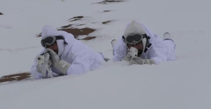 भारी बर्फबारी के बीच भारतीय सेना की रोमियो फोर्स ने पुंछ की पीर पंजाल पर्वतमाला में तलाशी अभियान किए तेज
