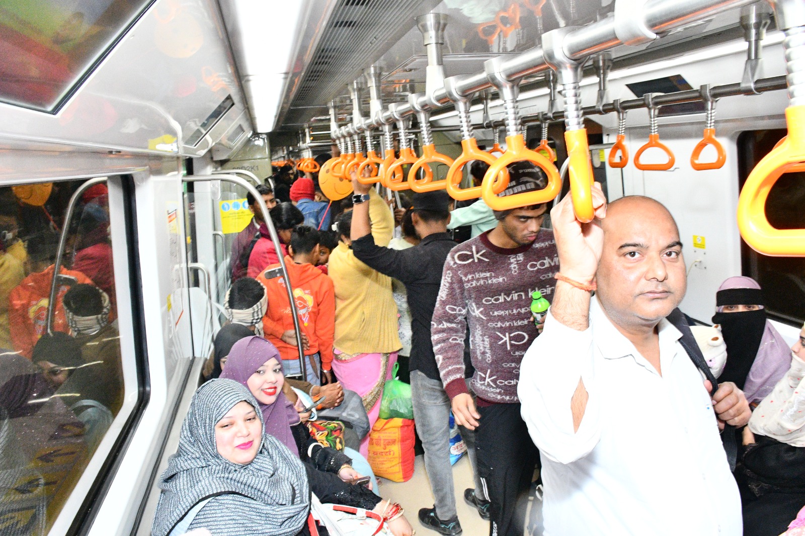कानपुर मेट्रो में सफर करते यात्रियों का छायाचित्र
