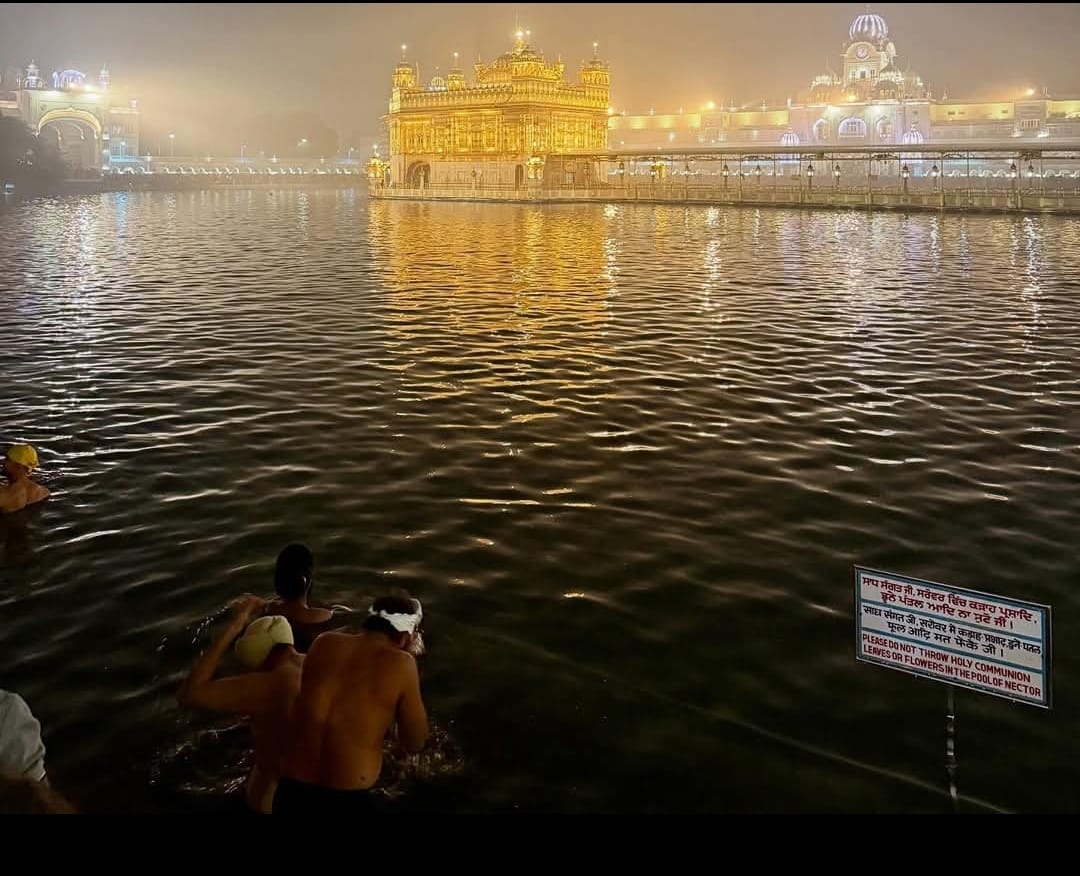 नए साल के अवसर पर दरबार साहिब के पवित्र सराेवर में डुबकी लगाते श्रद्धालु