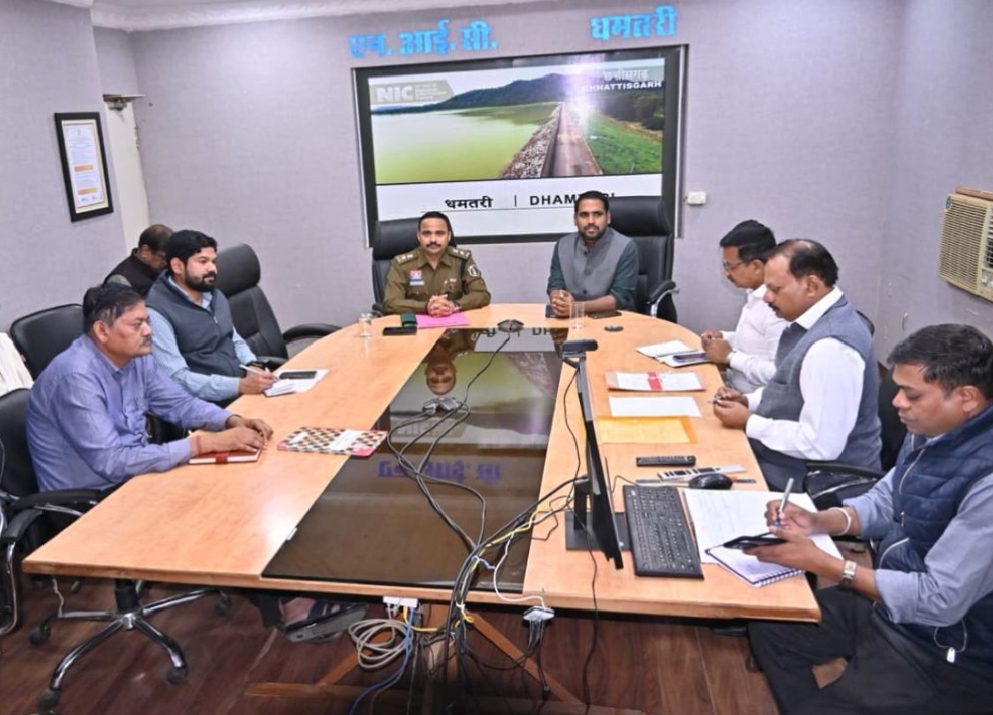 बैठक को संबोधित करते हुए कलेक्टर अबिनाश मिश्रा व एसपी सूरज सिंह परिहार। बैठक को संबोधित करते हुए कलेक्टर अबिनाश मिश्रा व एसपी सूरज सिंह परिहार।