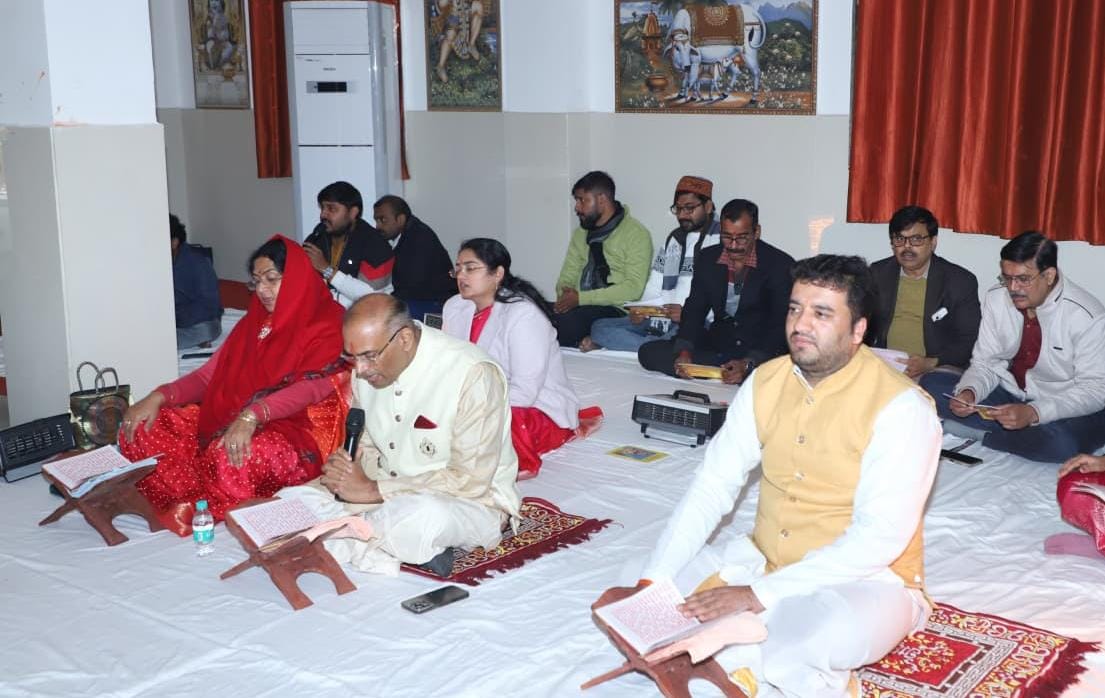 सुंदर कांड पाठ करते विश्वविद्यालय कुलपति प्रो. विनय पाठक