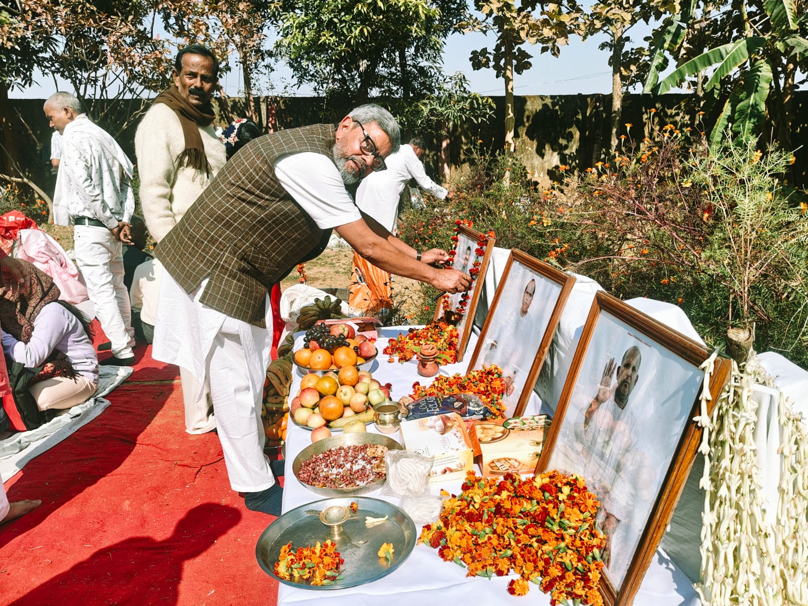 गुरूजी को नमन करते श्रद्धालु गुरूजी को नमन करते श्रद्धालु