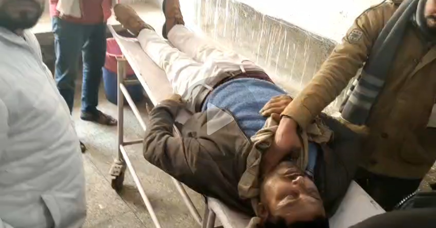 मृतक की जांच करते डॉक्टर