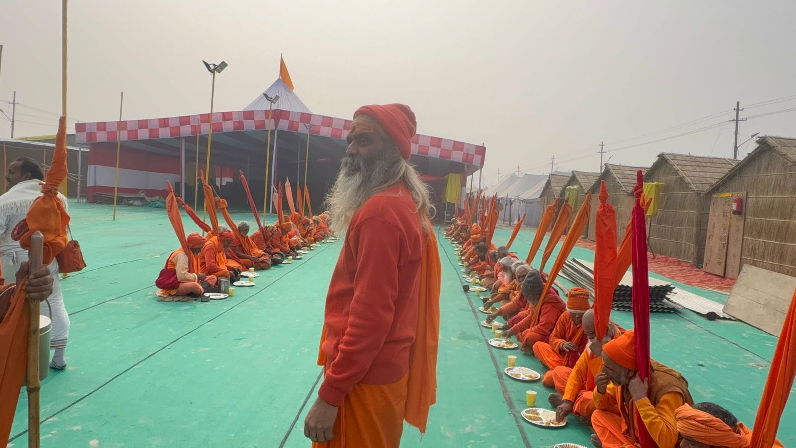 माघ मेला क्षेत्र के सेक्टर 6 में स्थित भूरा मठ का छाया चित्र