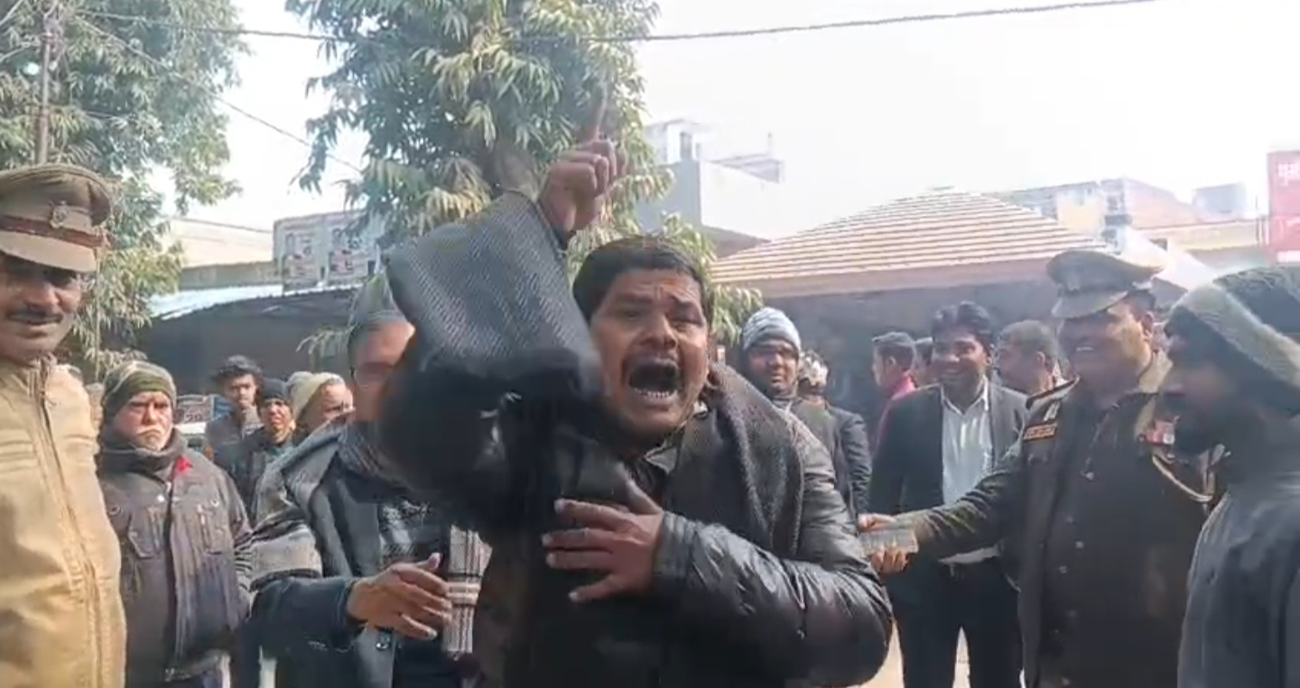 विरोध प्रदर्शन करते हुए अधिवक्ता विरोध प्रदर्शन करते हुए अधिवक्ता