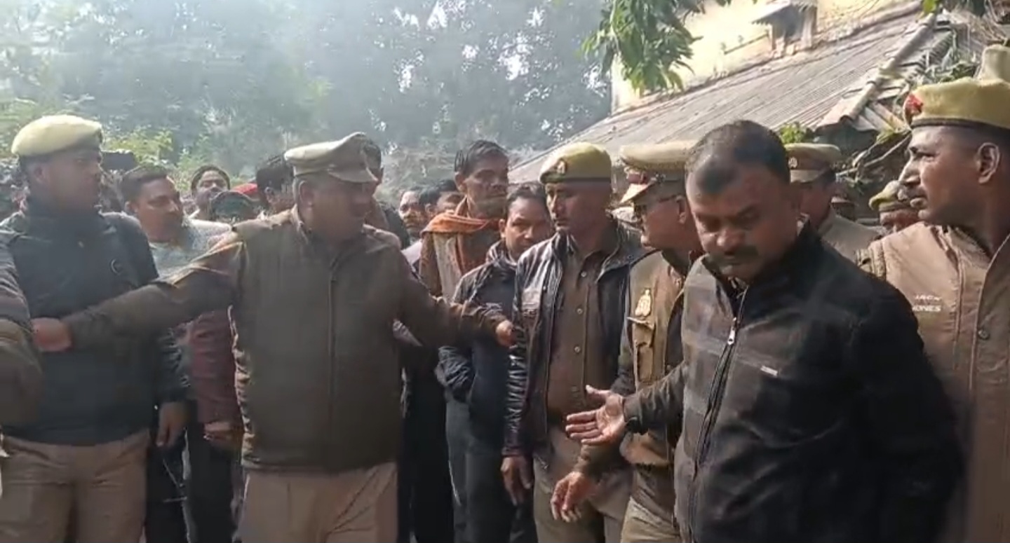 एसडीएम को सुरक्षित ले जाते हुए पुलिसकर्मी एसडीएम को सुरक्षित ले जाते हुए पुलिसकर्मी