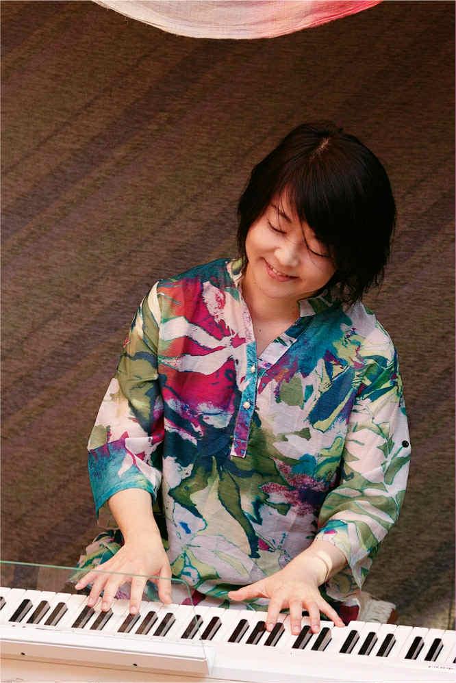 वाद्ययंत्र बजाते हुए सयूमी तकोनो। वाद्ययंत्र बजाते हुए सयूमी तकोनो।