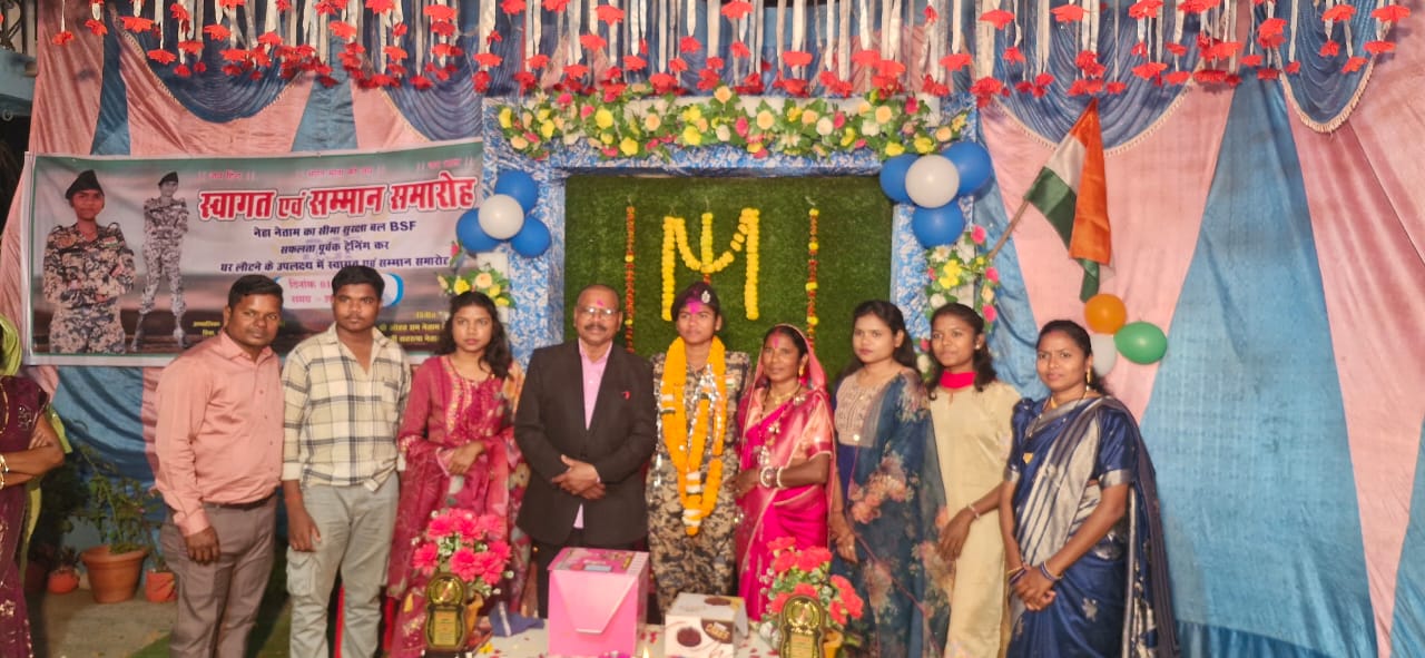 स्वजनों के साथ नेहा नेताम।