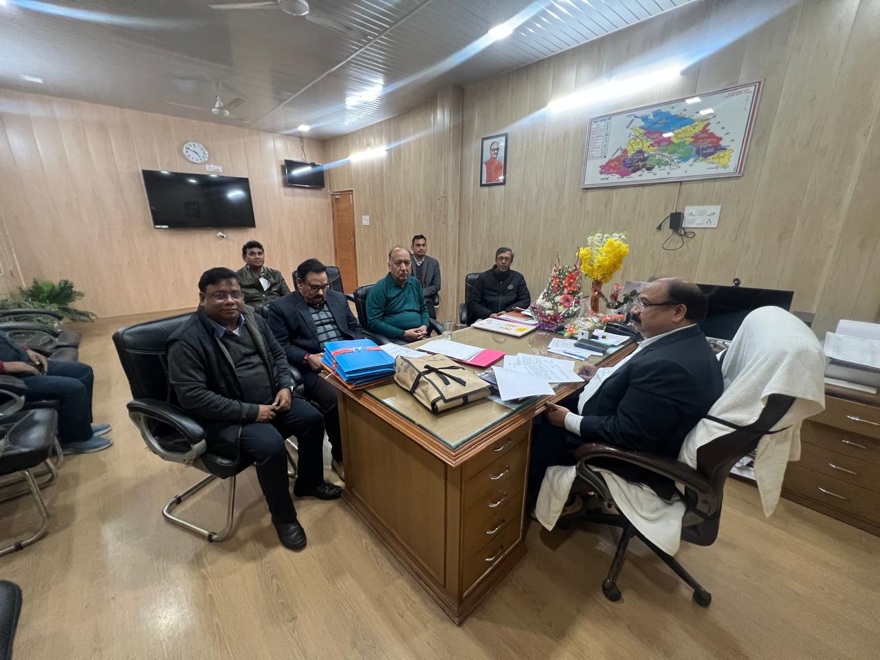 आईएमए के पदाधिकारी के साथ बैठक करते सीएमओ