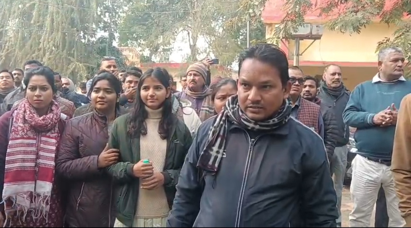 विवाद में फंसी हुई महिला राजस्व कर्मी विवाद में फंसी हुई महिला राजस्व कर्मी