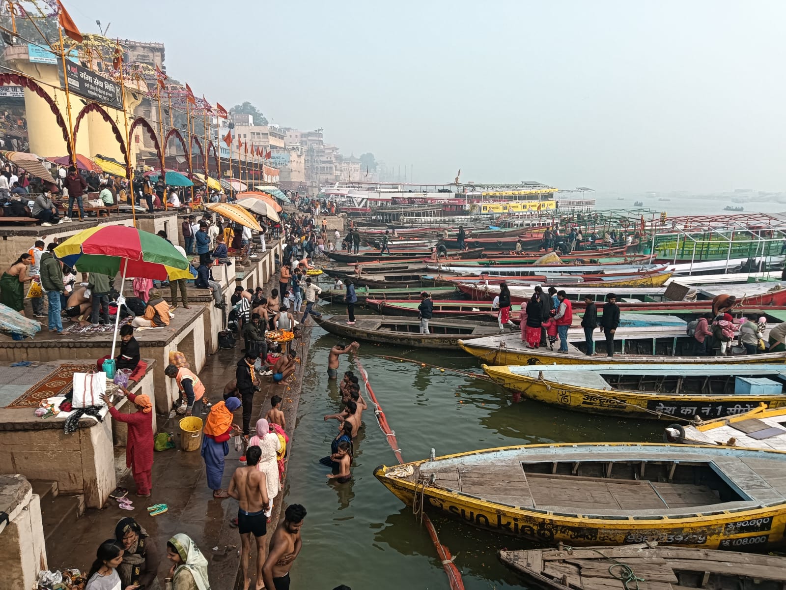 वाराणसी में गंगा किनारे माघ मेला की तैयारी