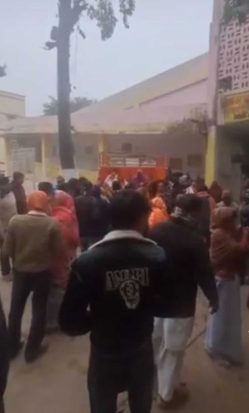 अस्पताल से पोस्टमार्टम के लिए शव ले जाते हुए