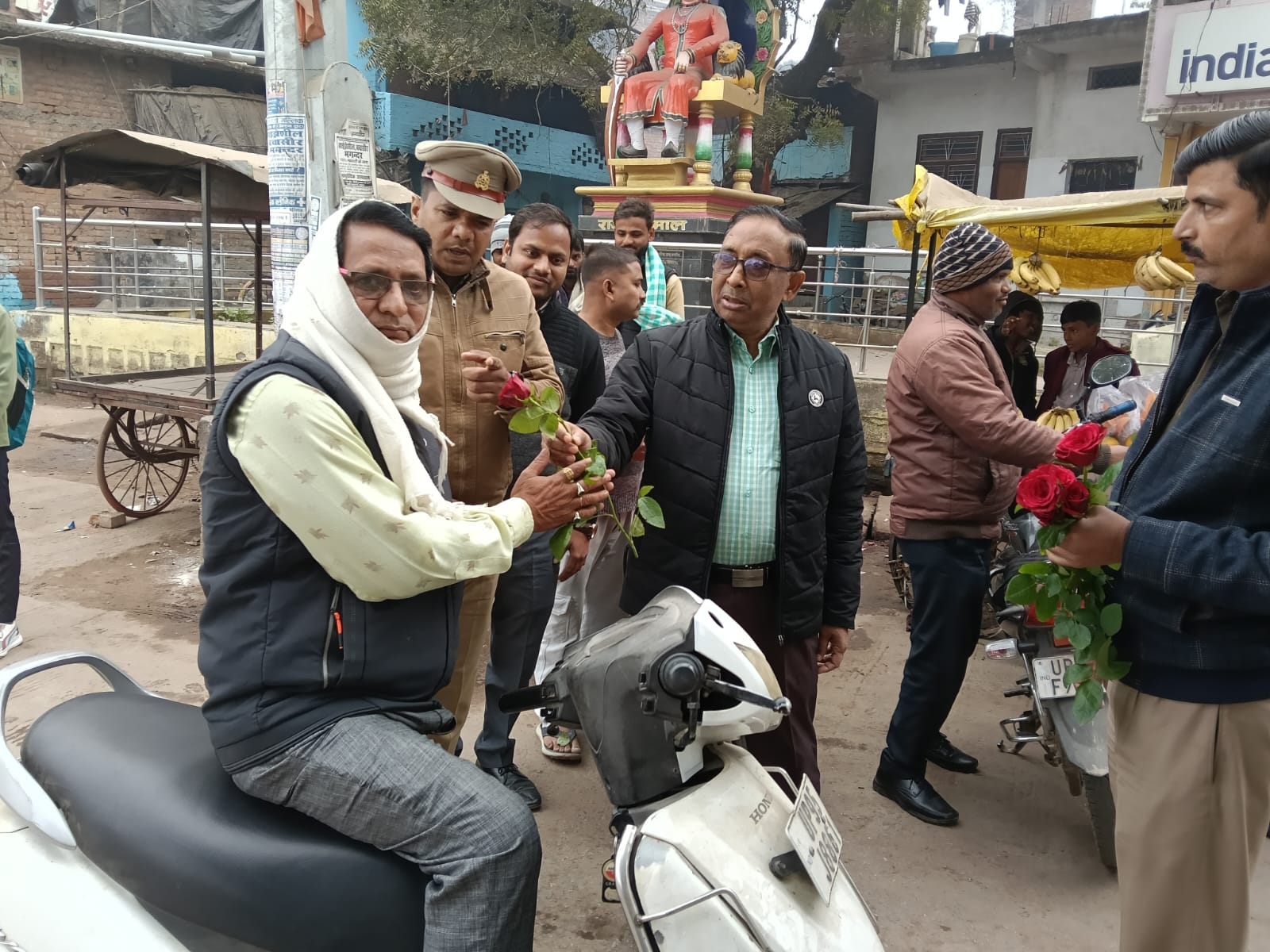 बाइक सवार को गुलाब का फूल सौंपते एआरटीओ