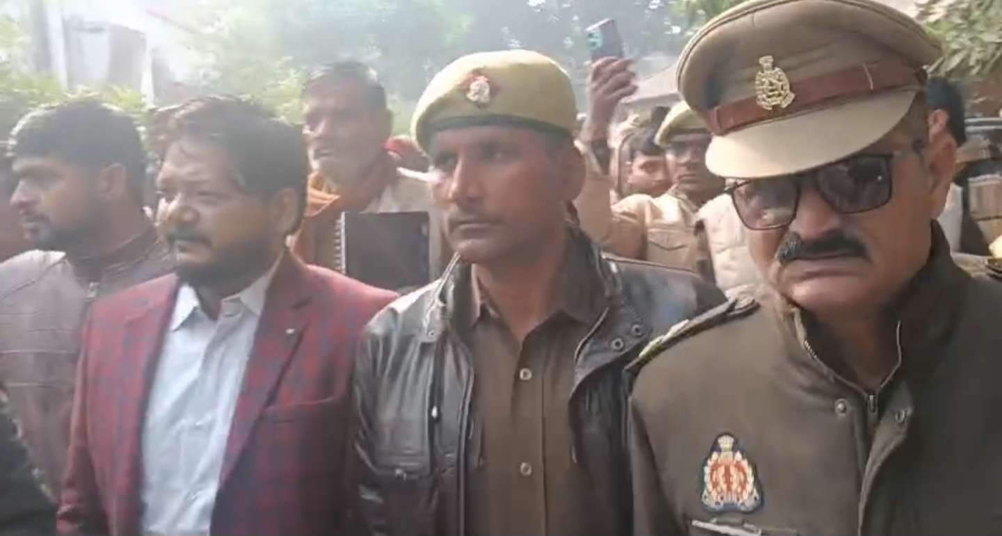 सुरक्षा के बीच में एसडीएम सुरक्षा के बीच में एसडीएम