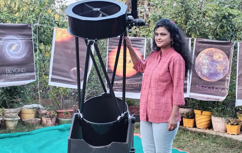 खगोलीय घटना की जानकारी देते हुए सारिका