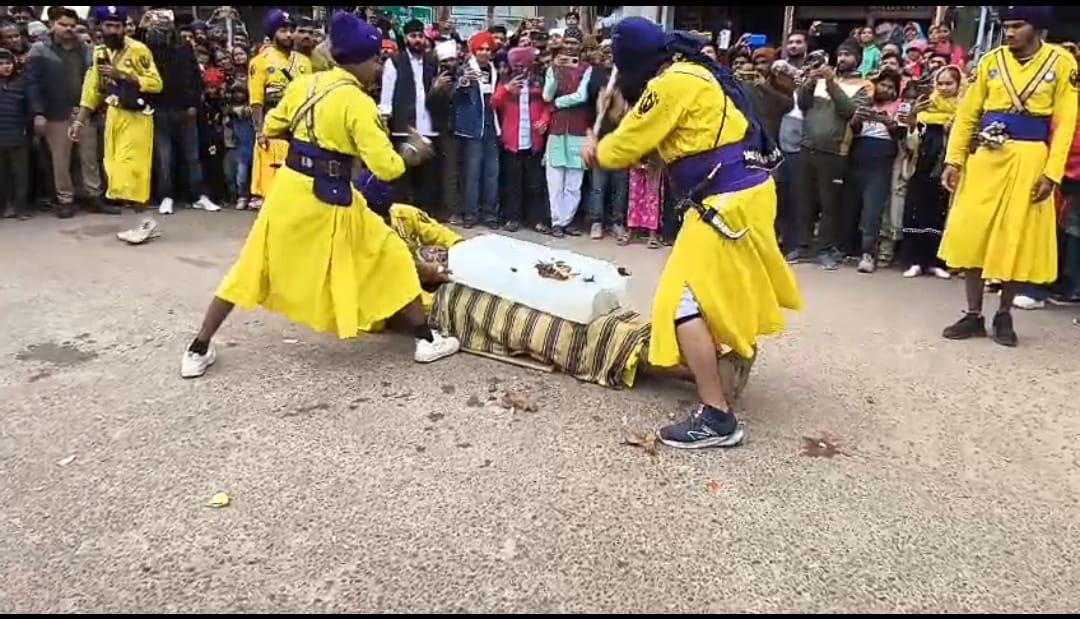 करतब करते भक्त