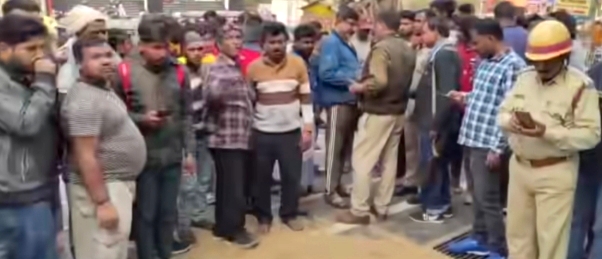 मृतक के पहचान करते स्थानीय लोग