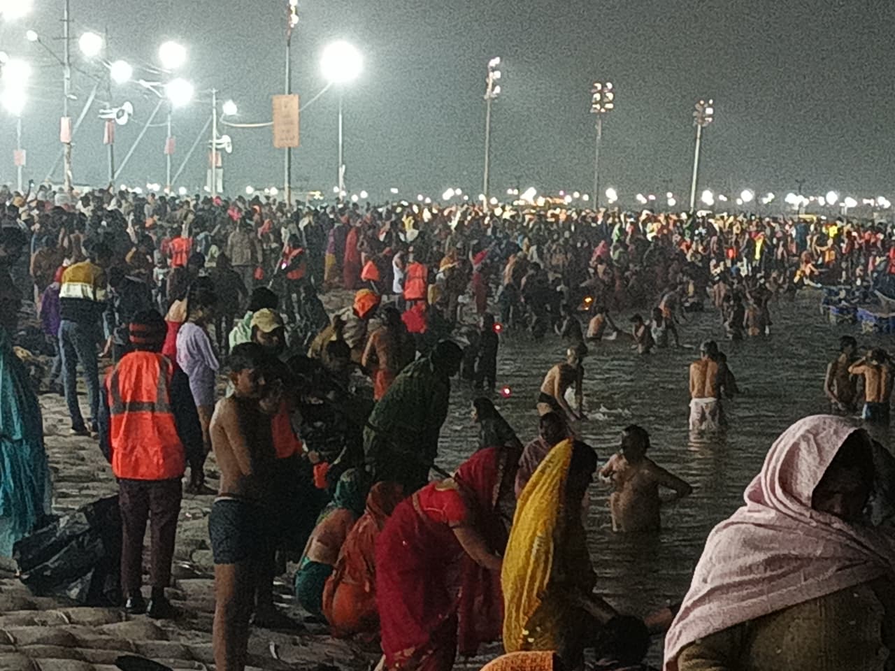 पौष पूर्णिमा को संगम तट पर श्रद्धालुओं का दृश्य पौष पूर्णिमा को संगम तट पर श्रद्धालुओं का दृश्य