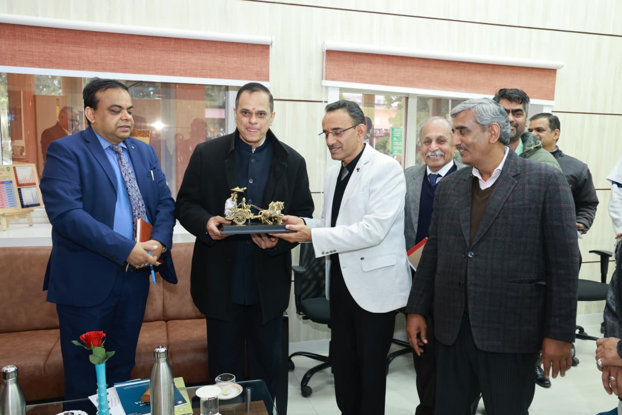 राष्ट्रीय आयुर्वेद संस्थान जयपुर में मुख्य सचिव ने दौरा कर ओपीडी,आईपीडी व पंचकर्म सहित अन्य विभागों की कार्यप्रणाली की ली जानकारी