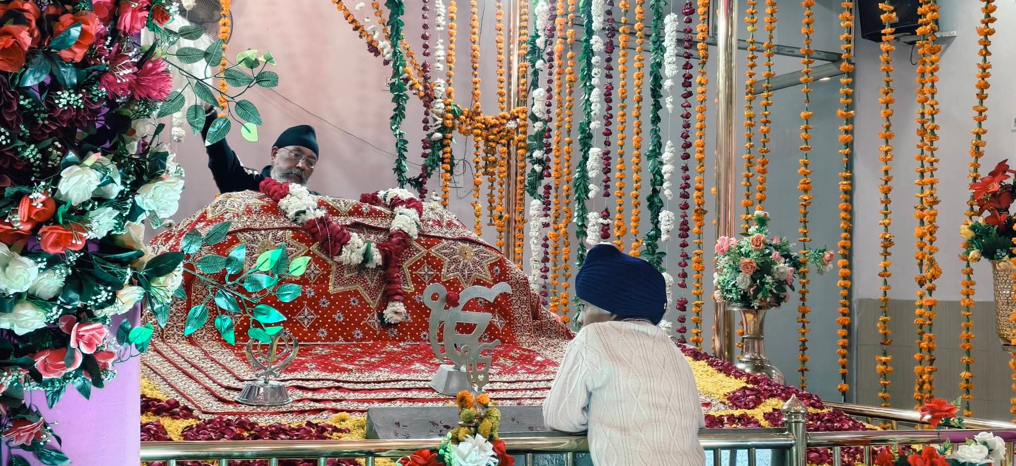 गुरुद्वारा में हो रही अरदास