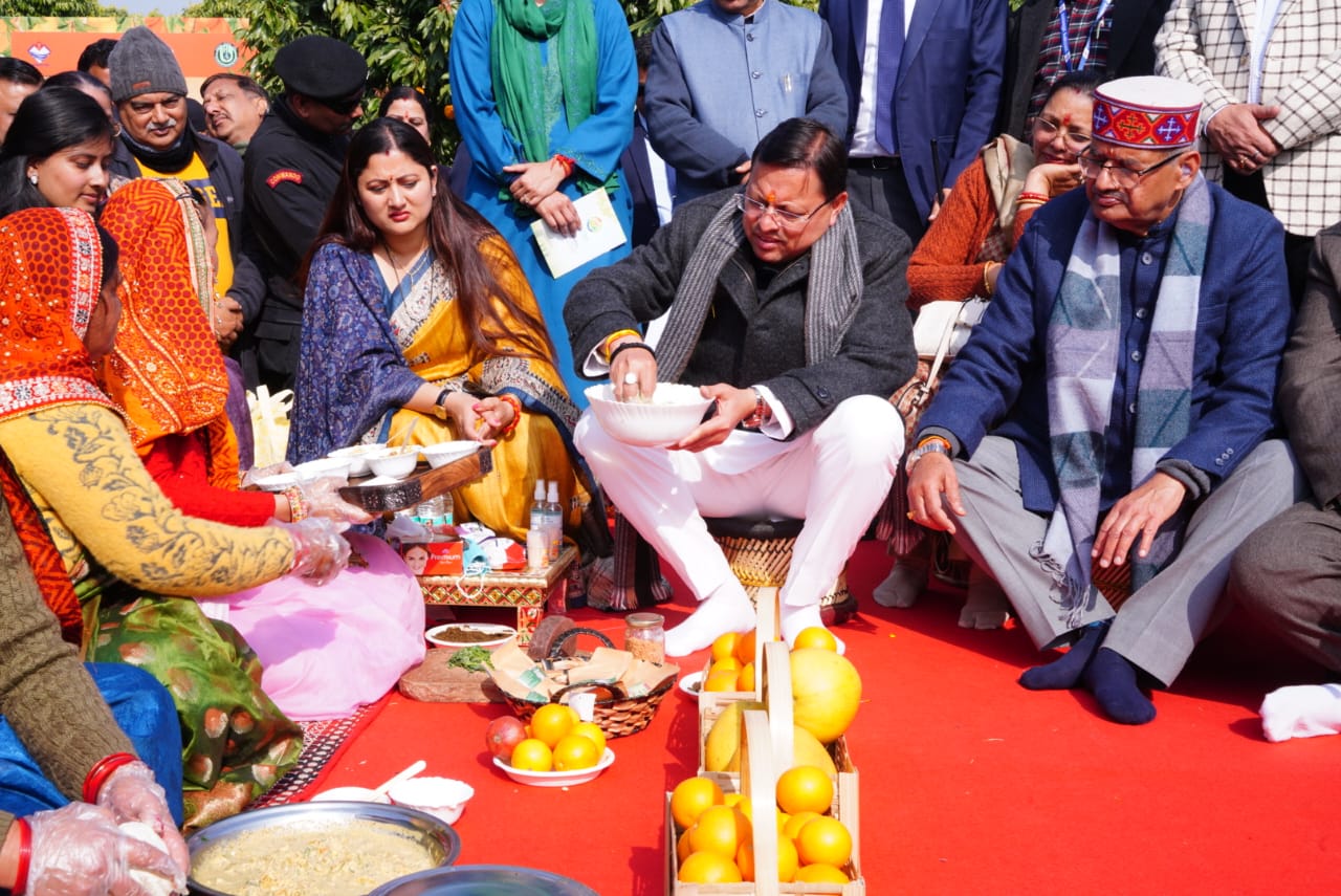 उत्तराखंड माल्टा महोत्सव में मुख्यमंत्री पुष्कर सिंह धामी सहित अन्य अतिथि।