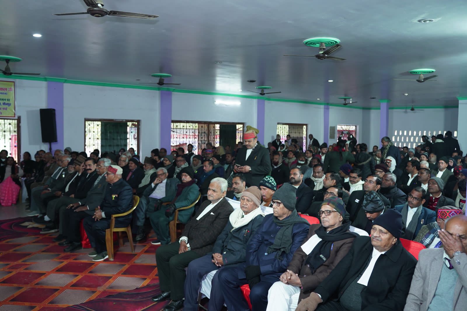 दीवानी न्यायालय सभागार में बैठे अधिवक्ता