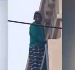 छत पर चढ़ी हुई मृतक प्रीति