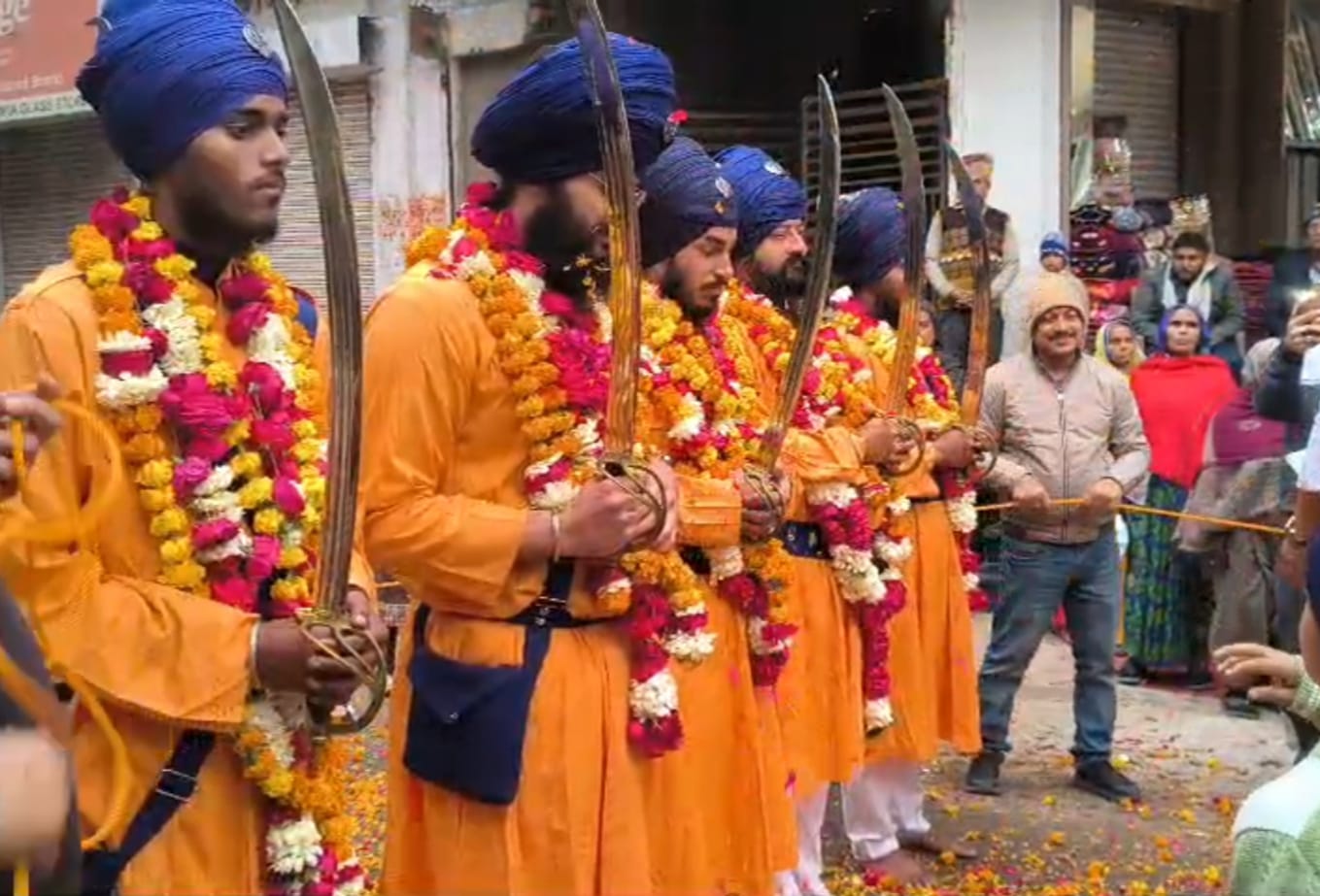 शोभा यात्रा में शामिल पंच प्यारे