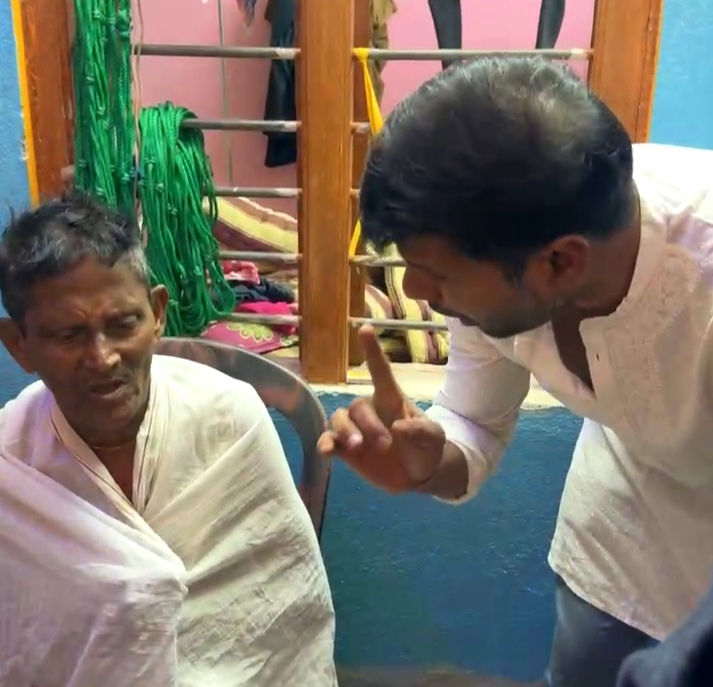 विधायक अशोक डिंडा मृतक भाजपा कर्मी के पहुंचे घर