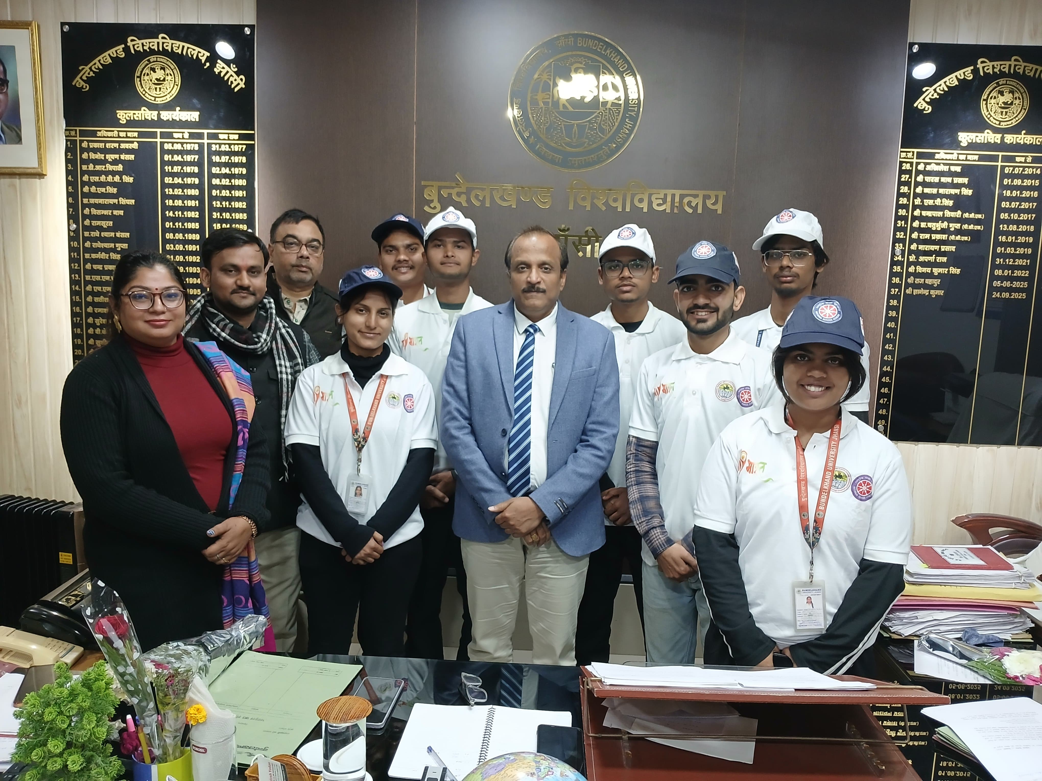 कुलसचिव व नेतृत्व दल के साथ चयनित स्वयंसेवक