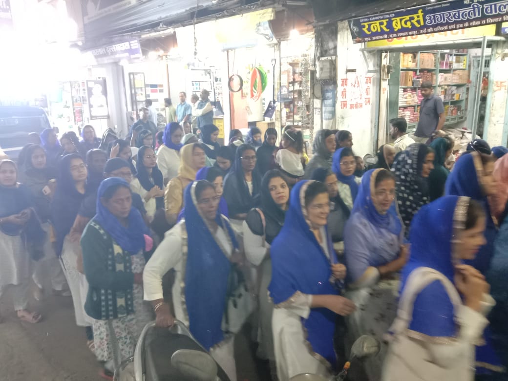 नगर कीर्तन में शामिल समाज की महिलाएं।