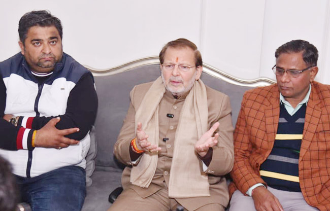 सोनीपत:कैबिनेट मंत्री डॉ अरविंद शर्मा जानकारी देते हुए