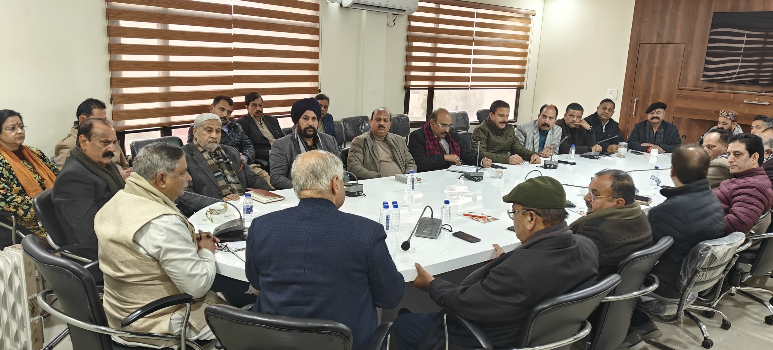 जम्मू-कश्मीर भाजपा ने जम्मू में पार्टी विधायकों की बैठक की
