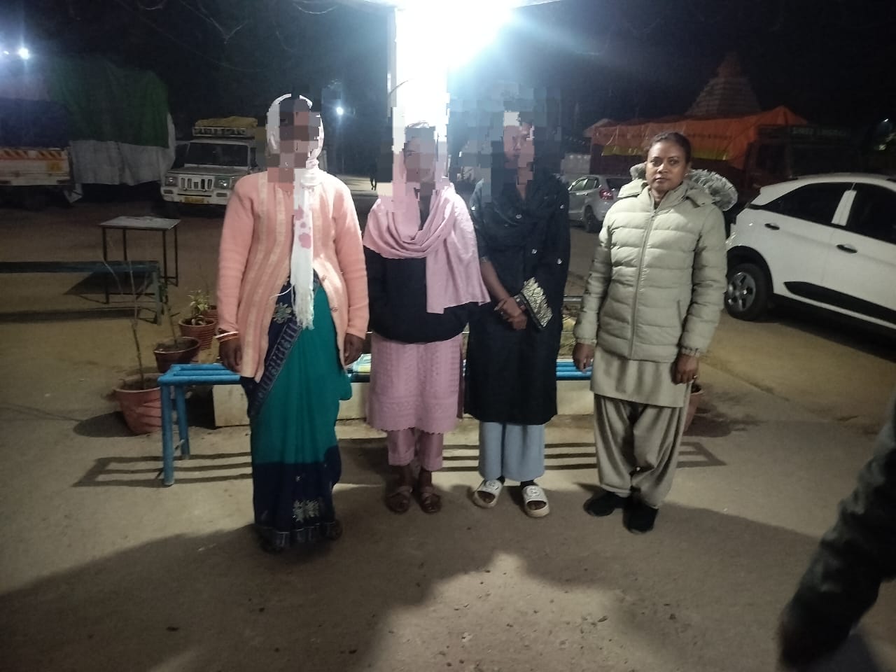 पुलिस के साथ दोनों गुम नाबालिग बालिकाएं पुलिस के साथ दोनों गुम नाबालिग बालिकाएं