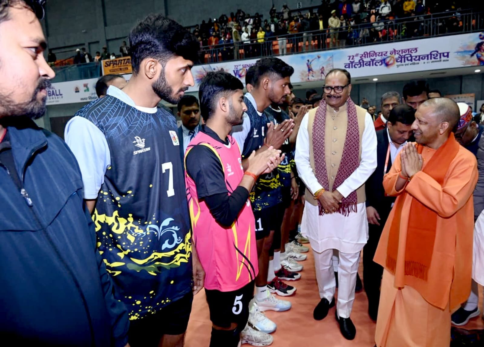 अभ्यास कर रहे खिलाड़ियों से बातचीत करते मुख्यमंत्री अभ्यास कर रहे खिलाड़ियों से बातचीत करते मुख्यमंत्री