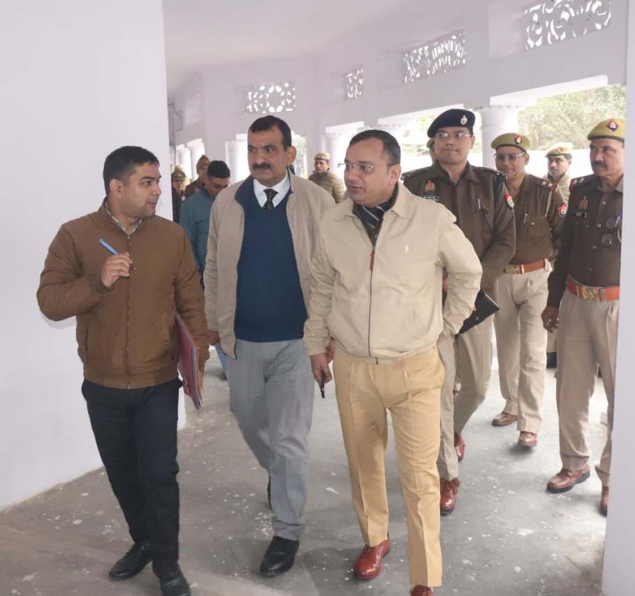 पुलिस क्लब में वीडियो कॉन्फ्रेंसिंग रूम का निरीक्षण करते वरिष्ठ पुलिस अधीक्षक व अन्य। पुलिस क्लब में वीडियो कॉन्फ्रेंसिंग रूम का निरीक्षण करते वरिष्ठ पुलिस अधीक्षक व अन्य।