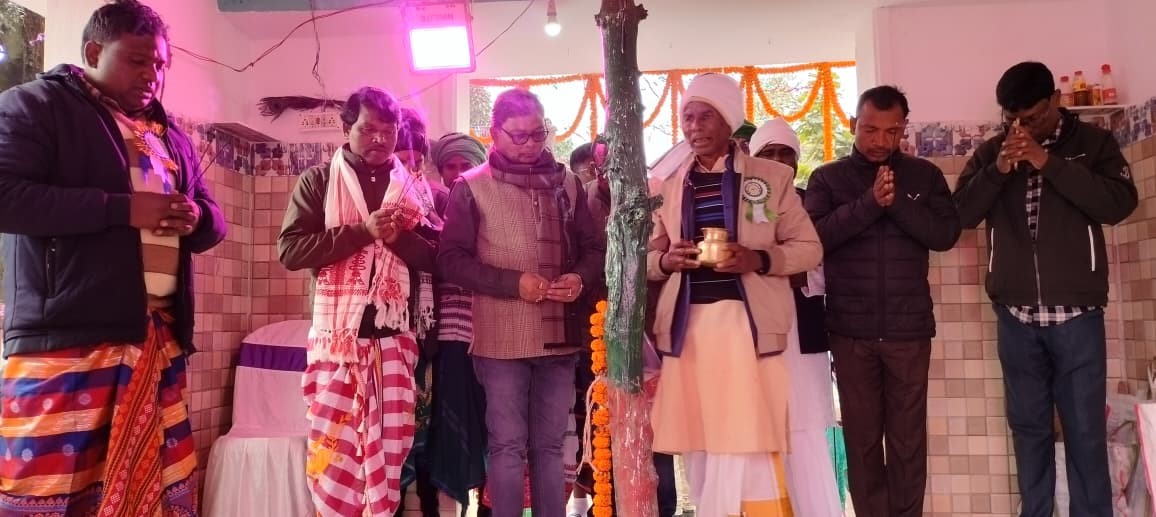 पूजा-अर्चना करते अतिथि व अन्य