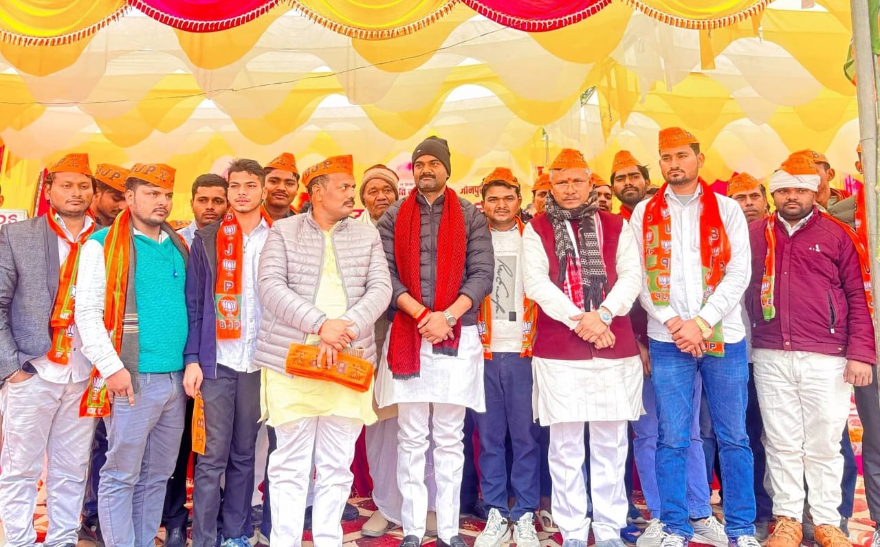 सपा छोड़ बीजेपी में शामिल हुए लोग जिलाध्यक्ष अजीत प्रजापति के साथ मंच पर