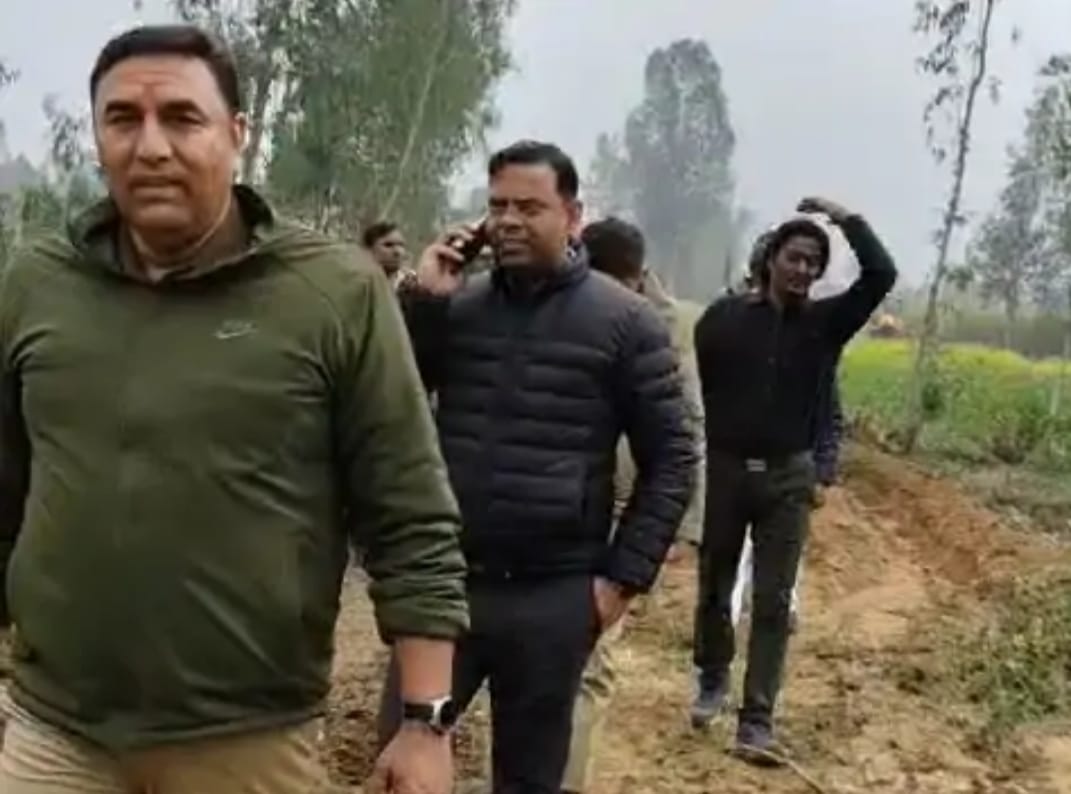 मौके पर मौजूद अधिकारी