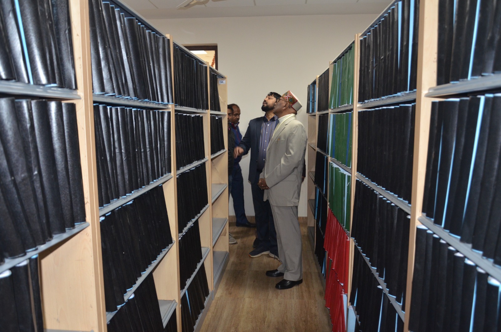 ब्रेल पुस्तकों का सुव्यवस्थित पुस्तकालय को देखते अधिकारी ब्रेल पुस्तकों का सुव्यवस्थित पुस्तकालय को देखते अधिकारी