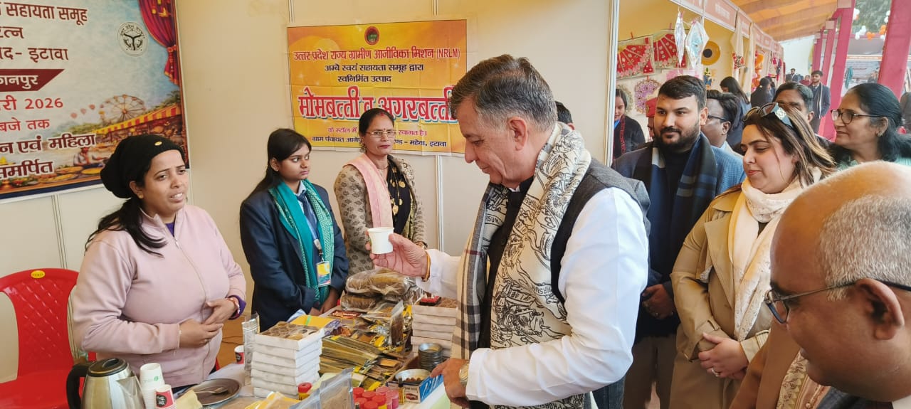 महिलाओं द्वारा बनाए गए हस्तनिर्मित वस्तुओं को लेकर चर्चा करते विधानसभा अध्यक्ष सतीश महाना महिलाओं द्वारा बनाए गए हस्तनिर्मित वस्तुओं को लेकर चर्चा करते विधानसभा अध्यक्ष सतीश महाना