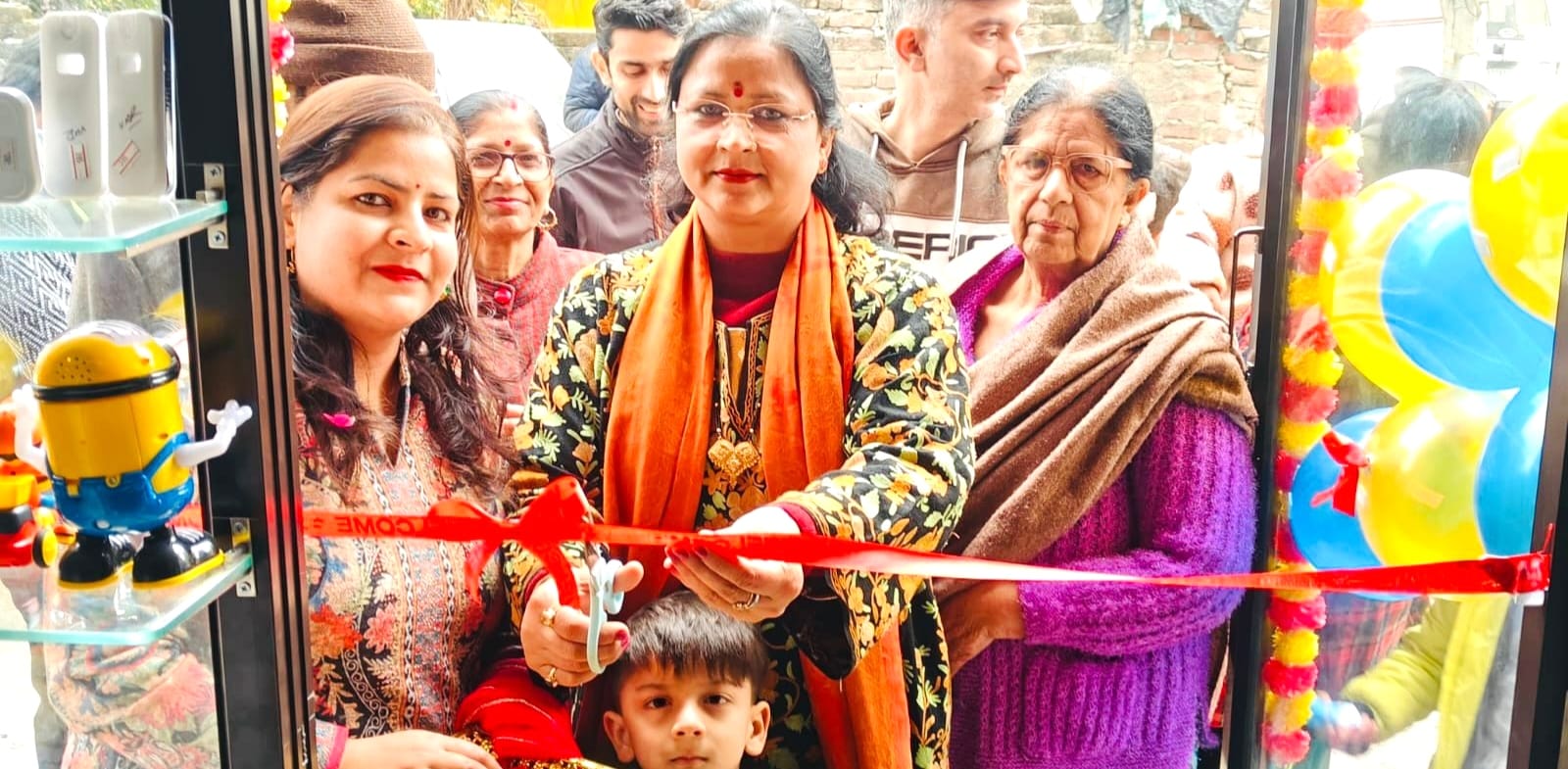 संजिता डोगरा ने पटोली में ‘तोहफा’ गिफ्ट्स एंड वेडिंग स्टोर का उद्घाटन किया