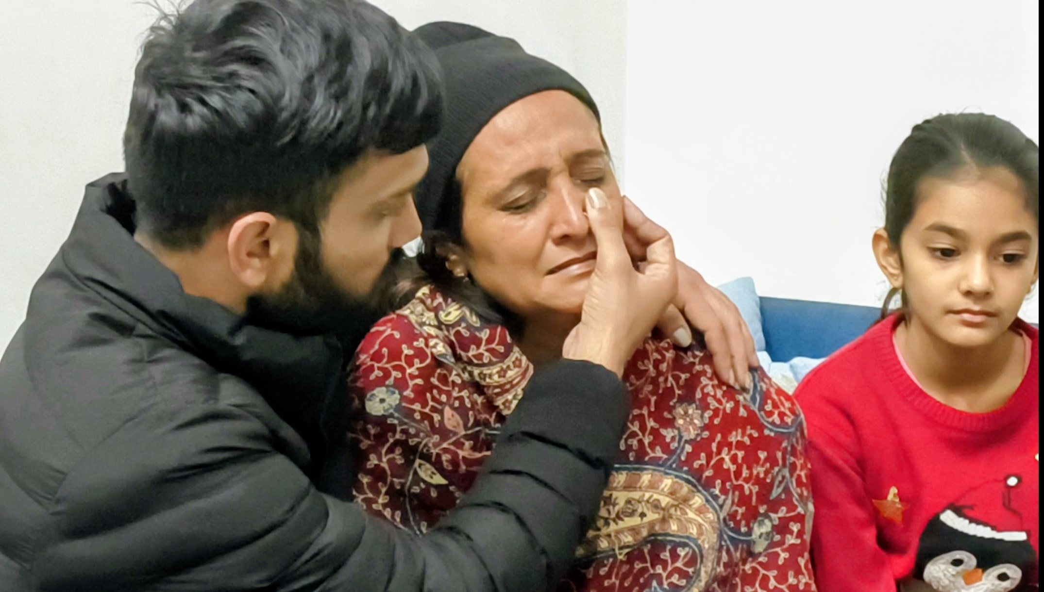 अपनी मां के आंसू पोंछता डॉ जयदीप राठी का बेटा।