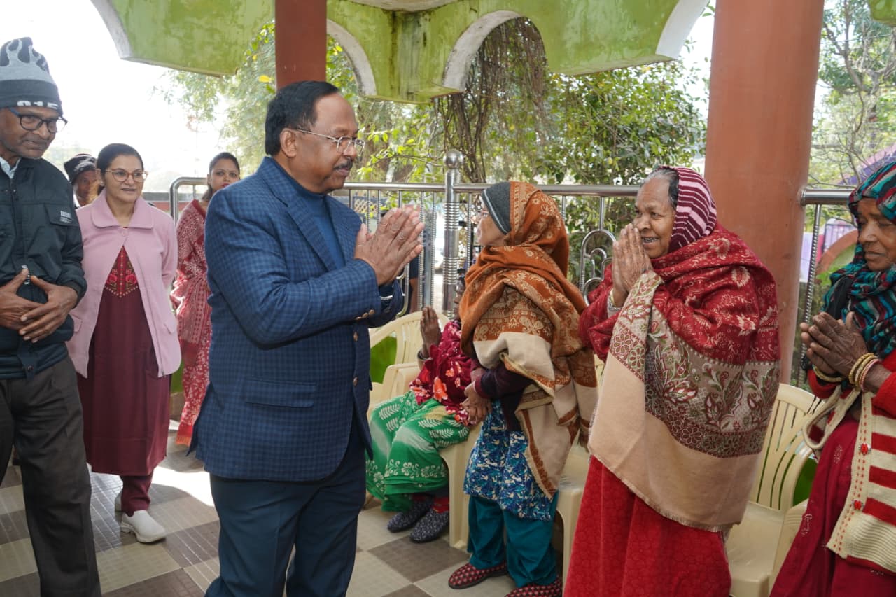 प्रभारी मंत्री ने बुजुर्गों से की मुलाकात