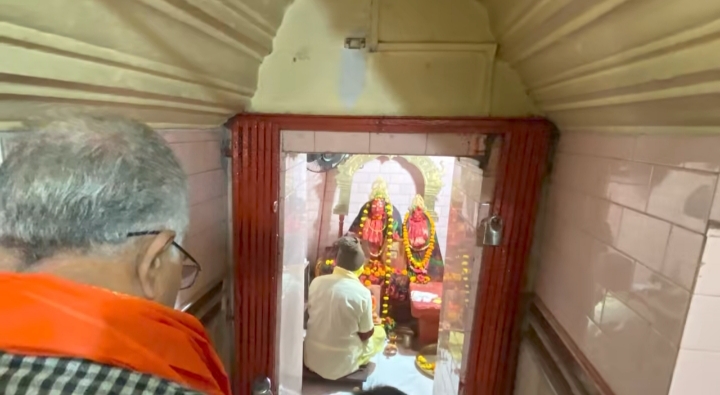 पूर्व सांसद दिलीप घोष वर्षारंभ के अवसर पर पश्चिम मेदिनीपुर के ऐतिहासिक कर्णगढ़ मंदिर में पूजा-अर्चना करते हुए। पूर्व सांसद दिलीप घोष वर्षारंभ के अवसर पर पश्चिम मेदिनीपुर के ऐतिहासिक कर्णगढ़ मंदिर में पूजा-अर्चना करते हुए।