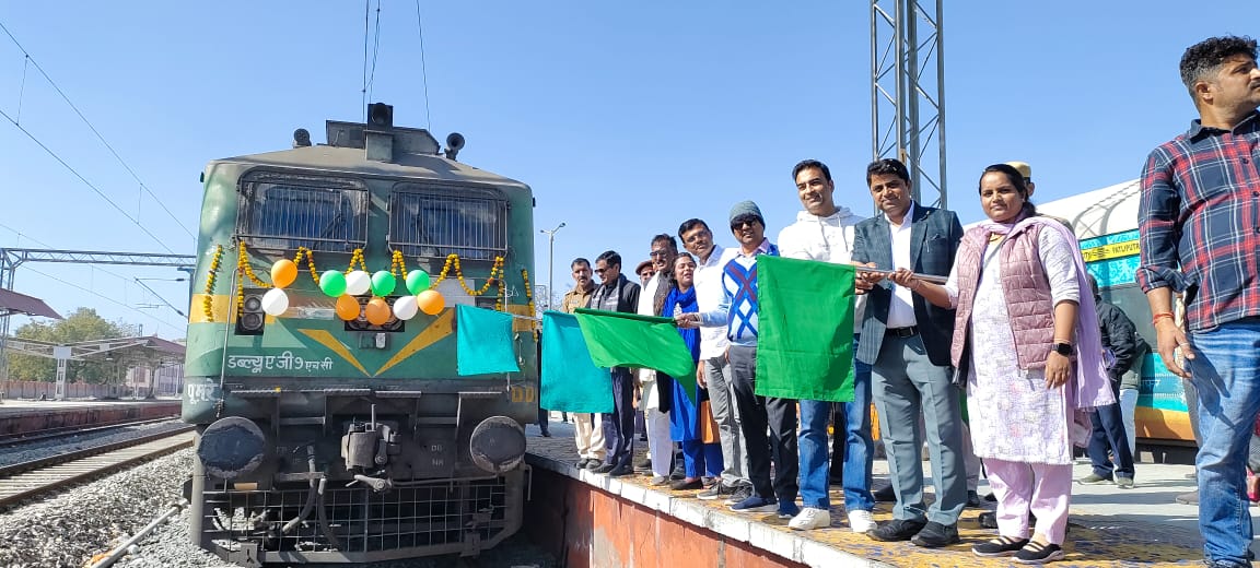 जगन्नाथ स्वामी के जयकारों के साथ जगन्नाथपुरी रवाना हुई वरिष्ठ नागरिकों की नि:शुल्क एसी ट्रेन