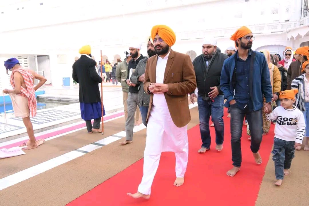 पंजाब के कैबिनेट मंत्री अकाल तख्त साहिब पर पेश हाेने के लिए नंगे पांव जाते हुए