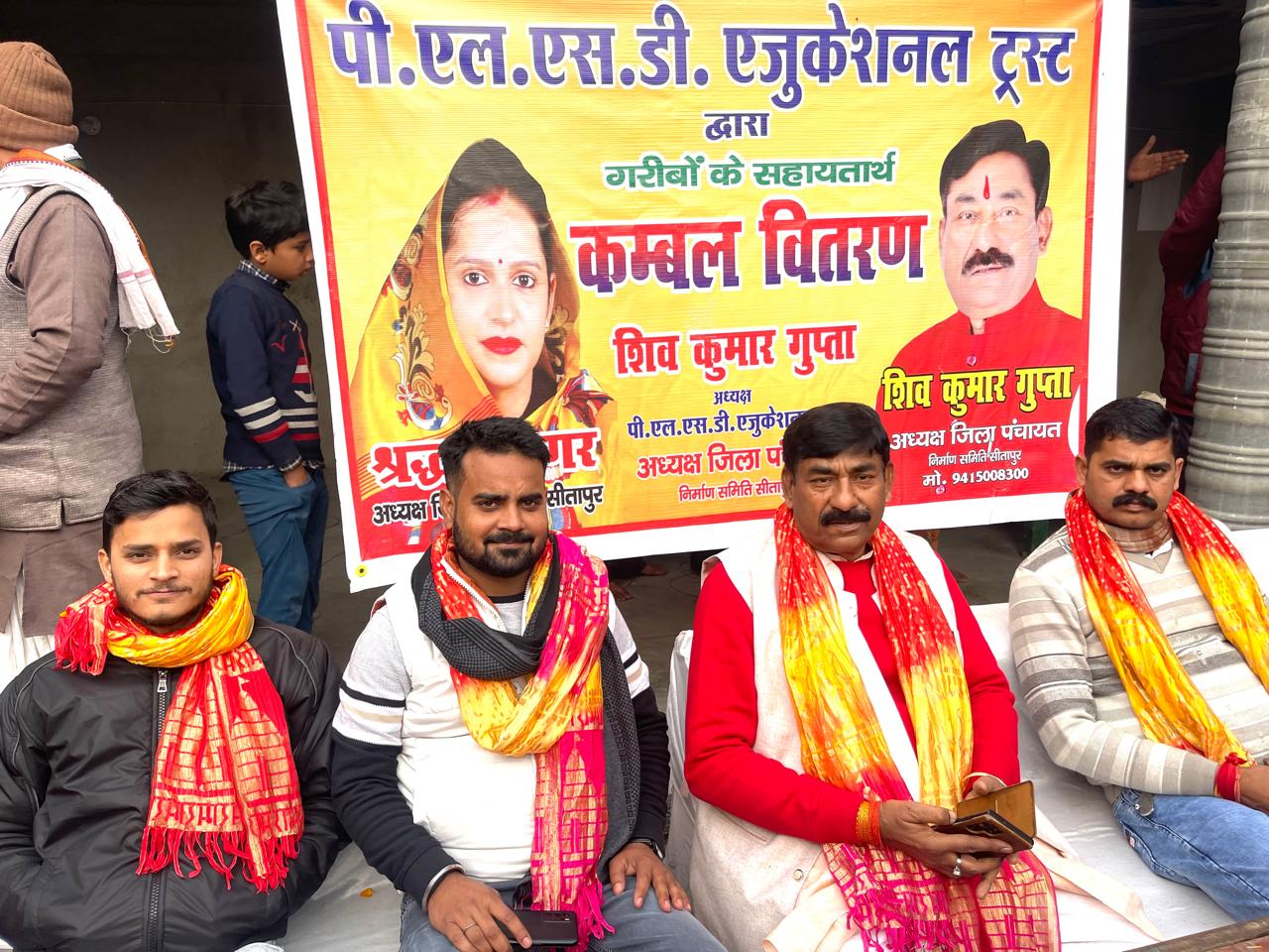 मंच पर मौजूद शिव कुमार गुप्ता व अन्य मंच पर मौजूद शिव कुमार गुप्ता व अन्य